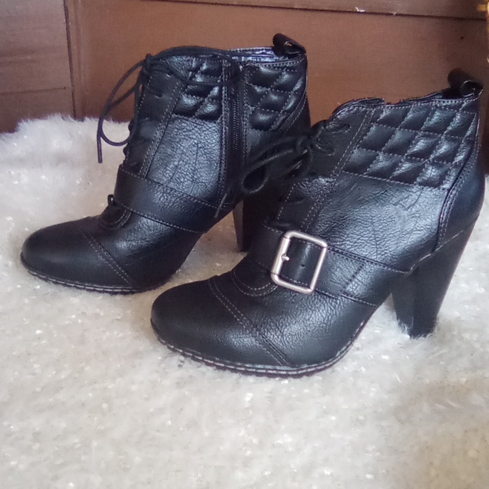 Soul sensibility. Stylish black boots. Size 8 and 1/2 medium. Never been worn.